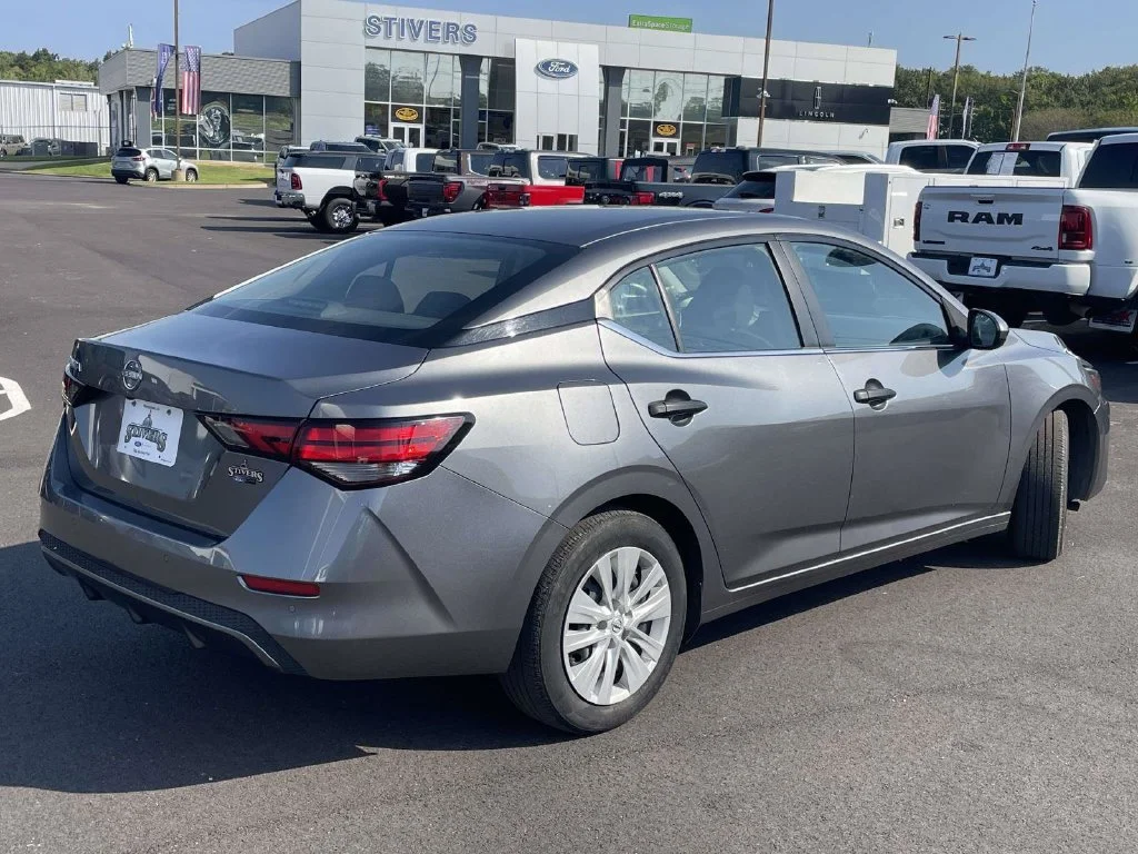 Used 2025 Gray Nissan S image 3