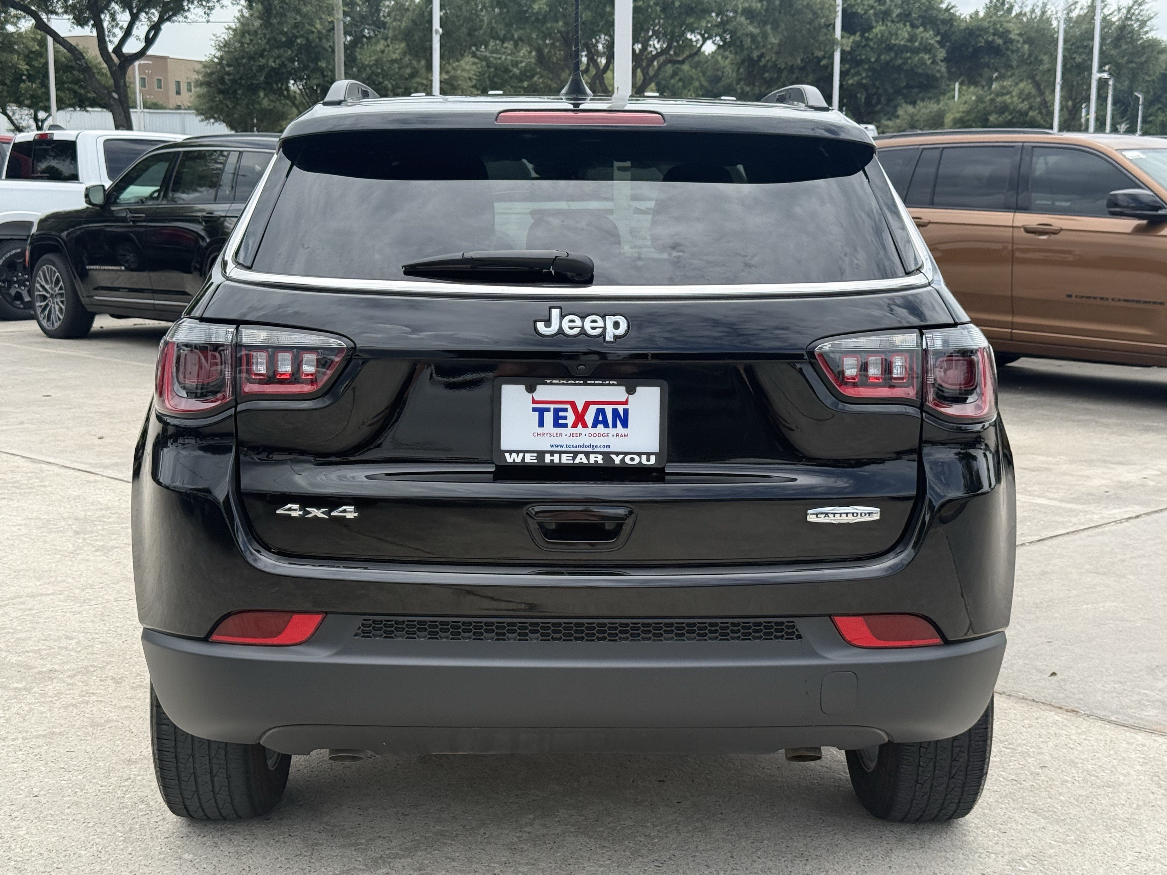 Used 2025 Diamond Black Crystal Pearlcoat Jeep Latitude image 5