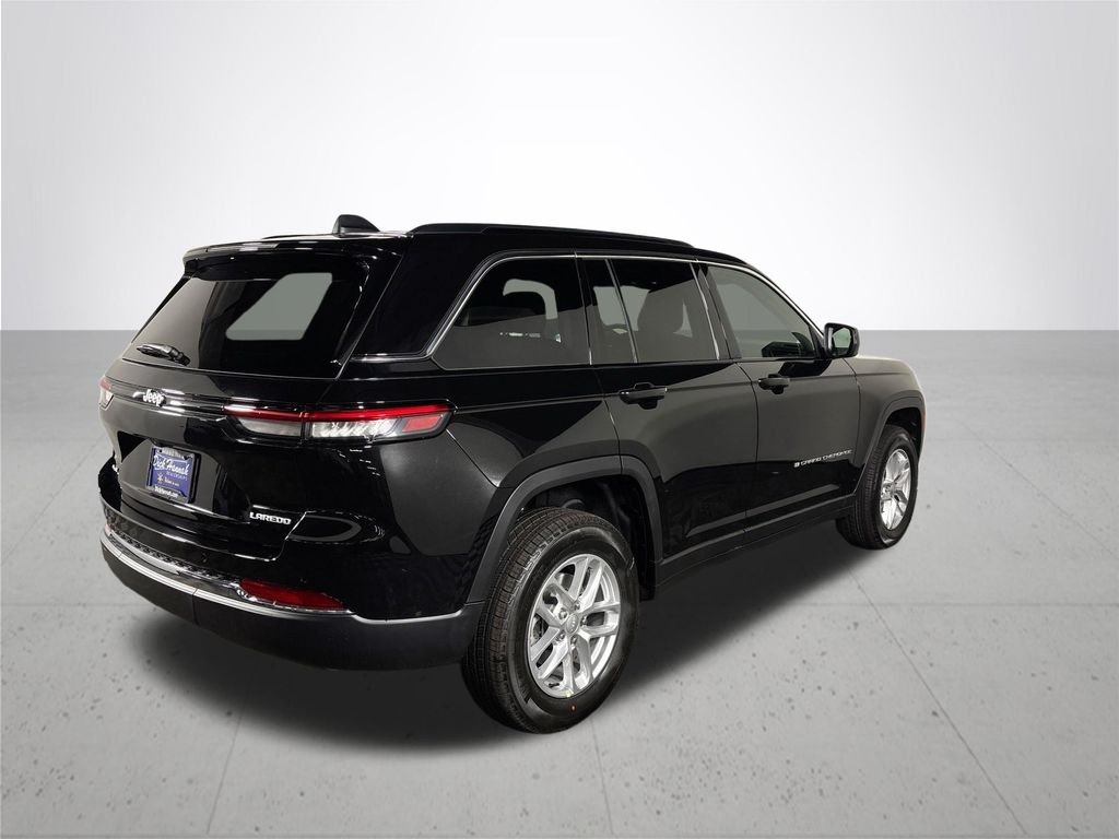 New 2026 Diamond Black Crystal Pearl-Coat Exterior Paint Jeep Laredo X image 6