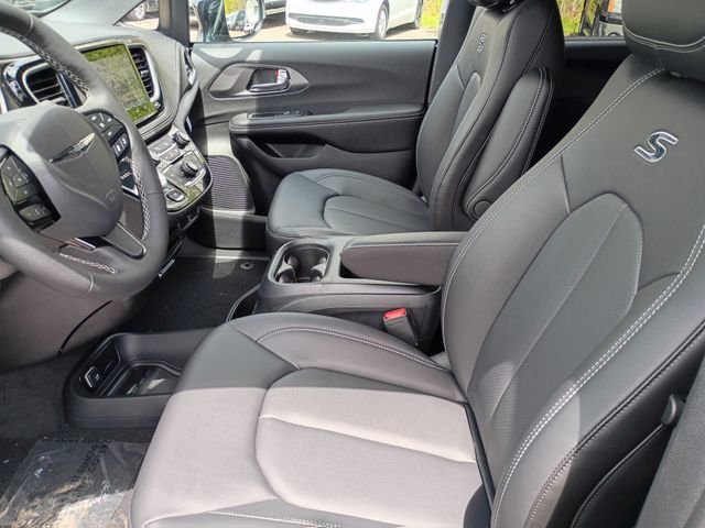 New 2026 Diamond Black Crystal Pearl-Coat Exterior Paint Chrysler Select image 12