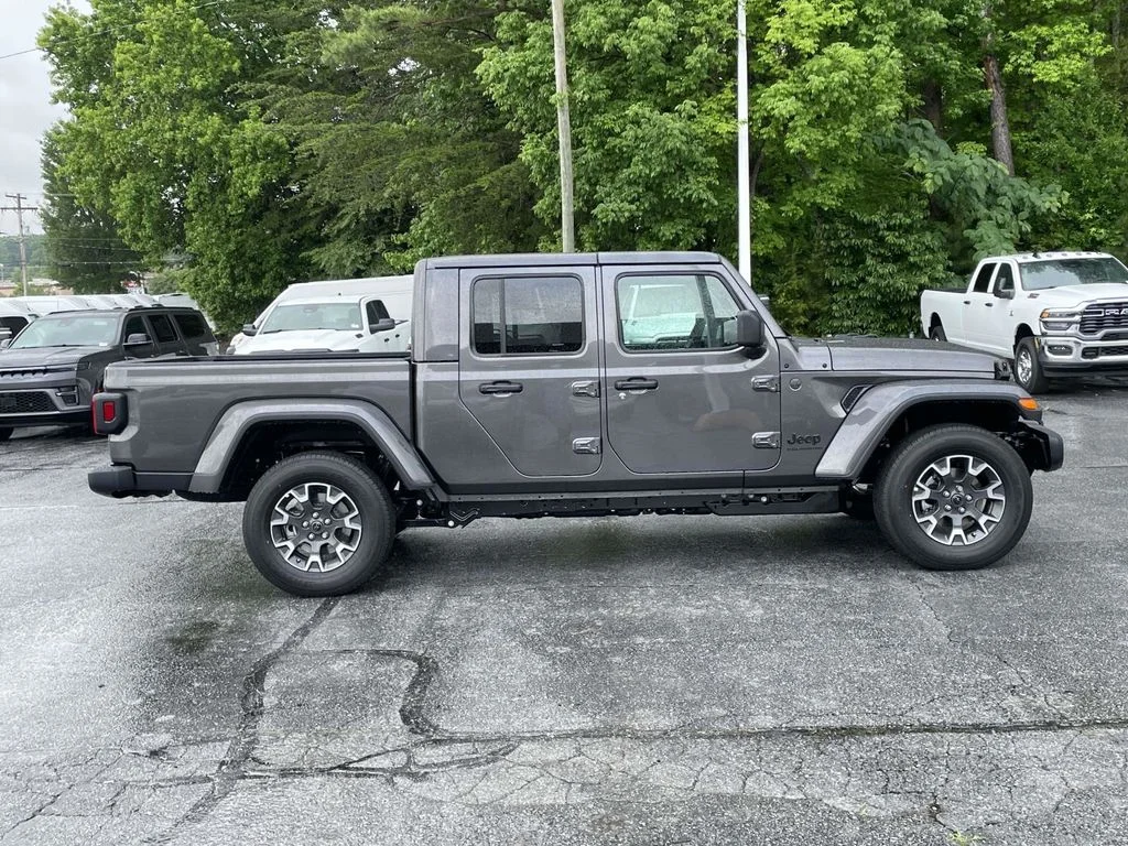 New 2026 Granite Crystal Metallic Clearcoat Jeep Sahara image 9