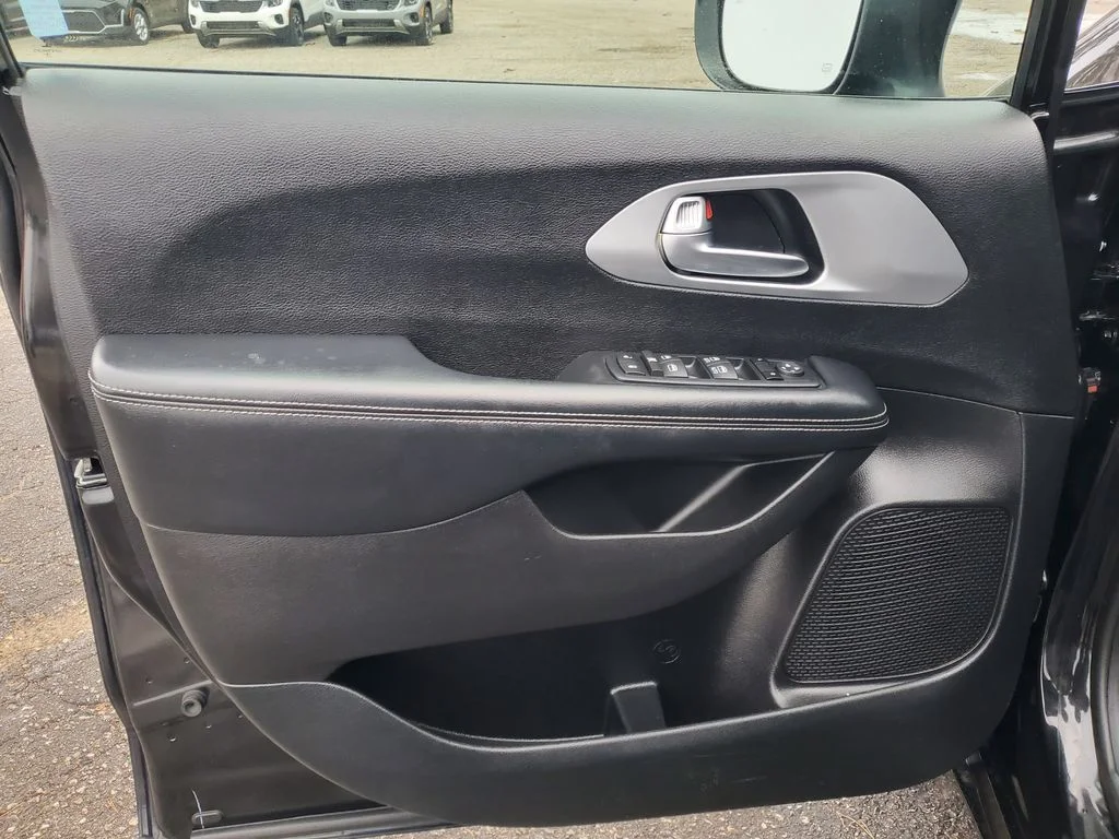 Used 2019 Black Chrysler Touring Plus image 8