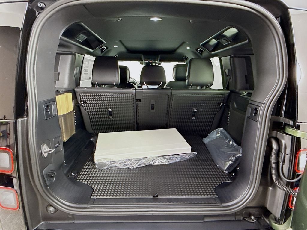 New 2026 Woolstone Green Land Rover X-Dynamic SE image 22