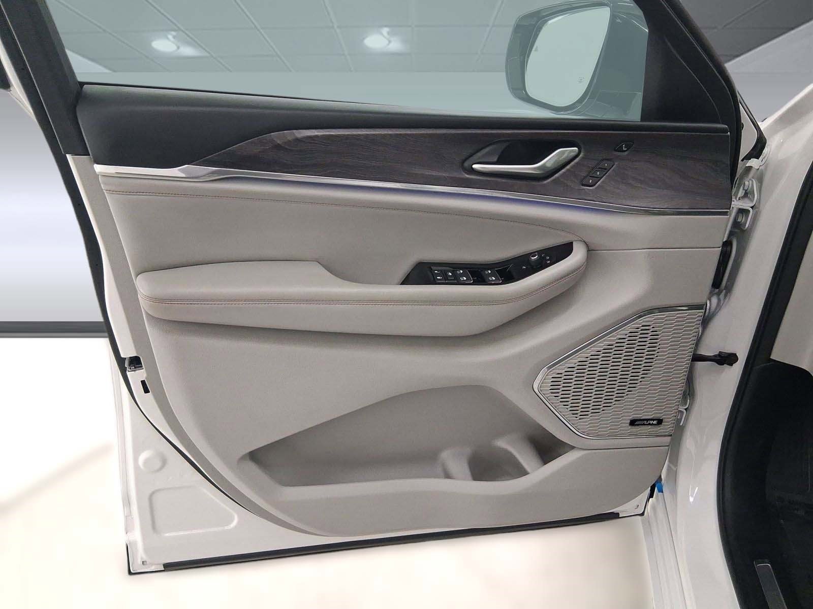 2023 Jeep Grand Cherokee Overland - Photo 12