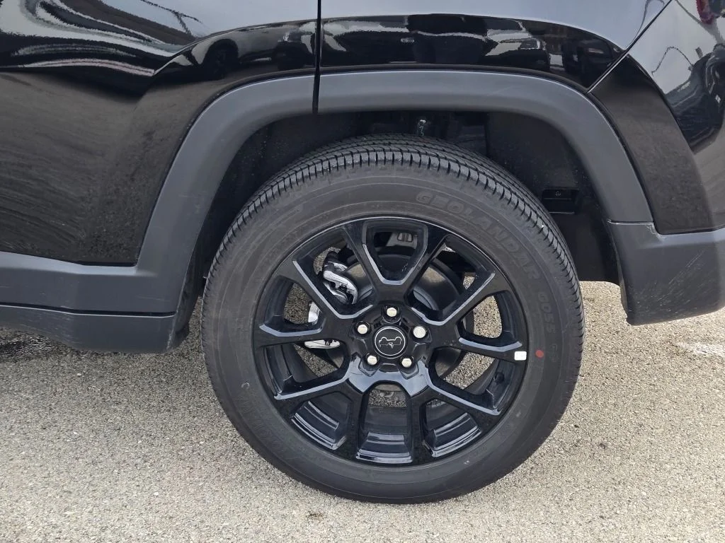 New 2026 Diamond Black Crystal Pearlcoat Jeep Latitude image 15