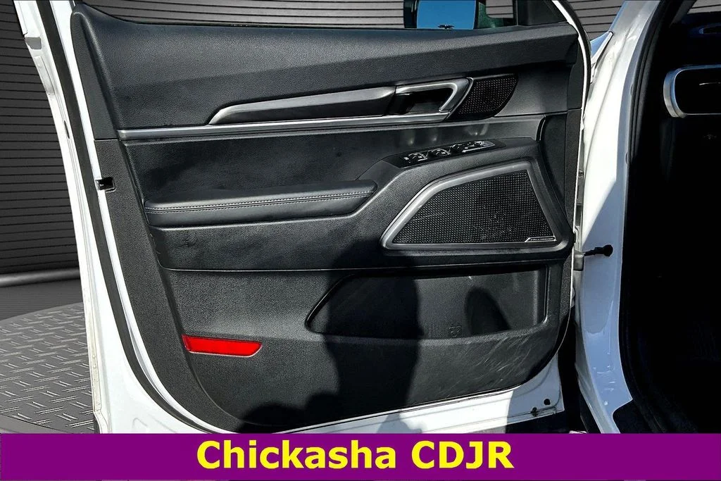 Used 2025 White Kia S image 19