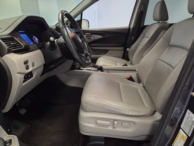 Used 2021  Honda Touring image 11