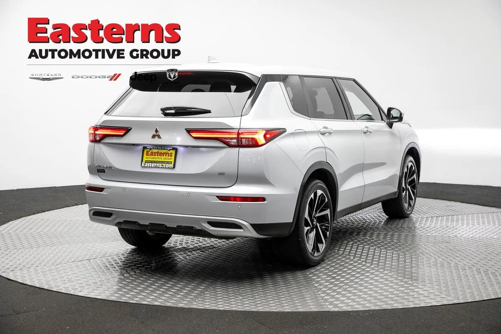 Used 2022 White Mitsubishi SE image 6