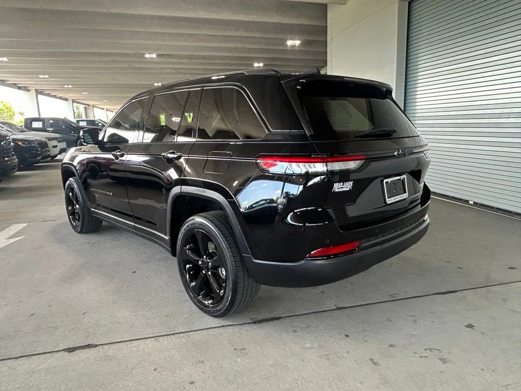 Used 2023 Diamond Black Crystal Pearlcoat Jeep Altitude image 3