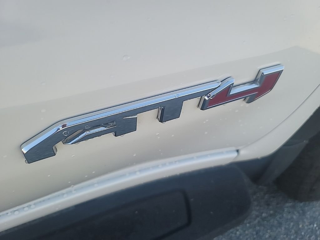 Used 2025 White GMC AT4 image 10