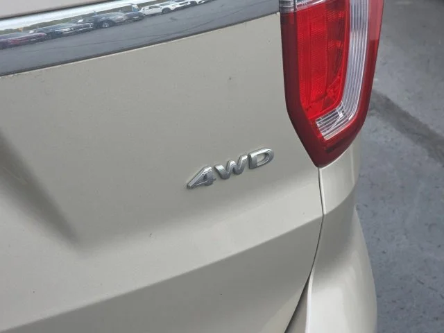 Used 2017 White Gold Metallic Ford XLT image 8