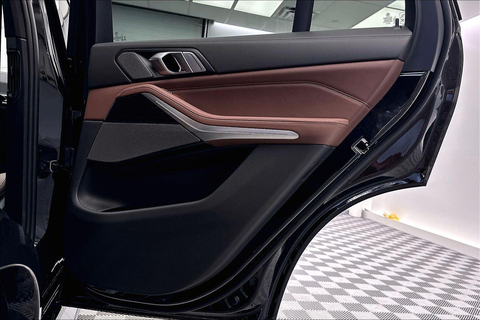 New 2026 Black Sapphire Metallic BMW xDrive50e image 31