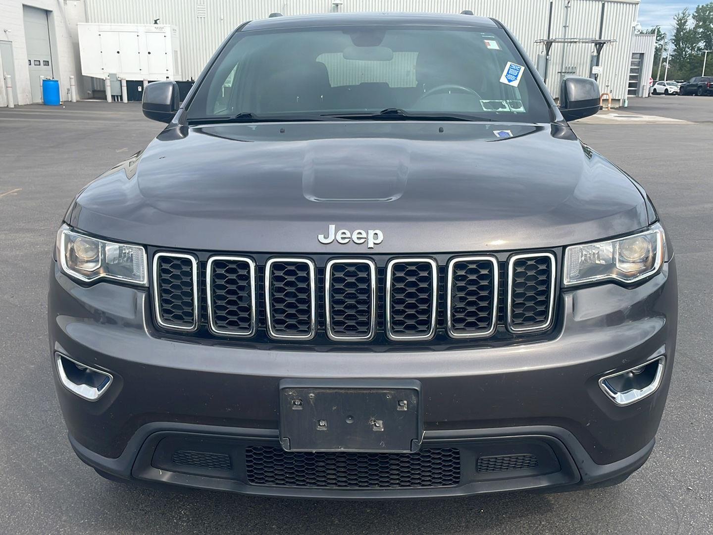 Used 2018 Granite Crystal Metallic Clearcoat Jeep Laredo E image 8