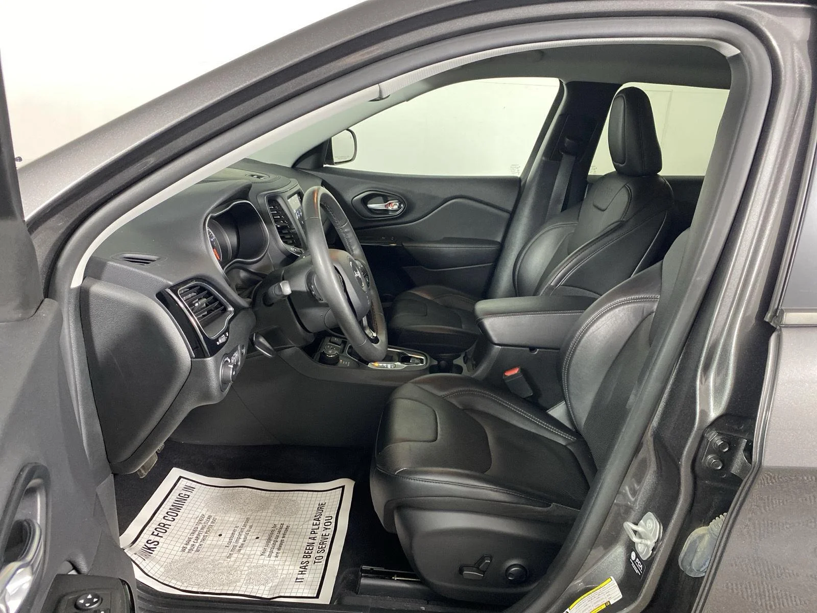 Used 2023 Granite Crystal Metallic Clearcoat Jeep Altitude Lux image 13