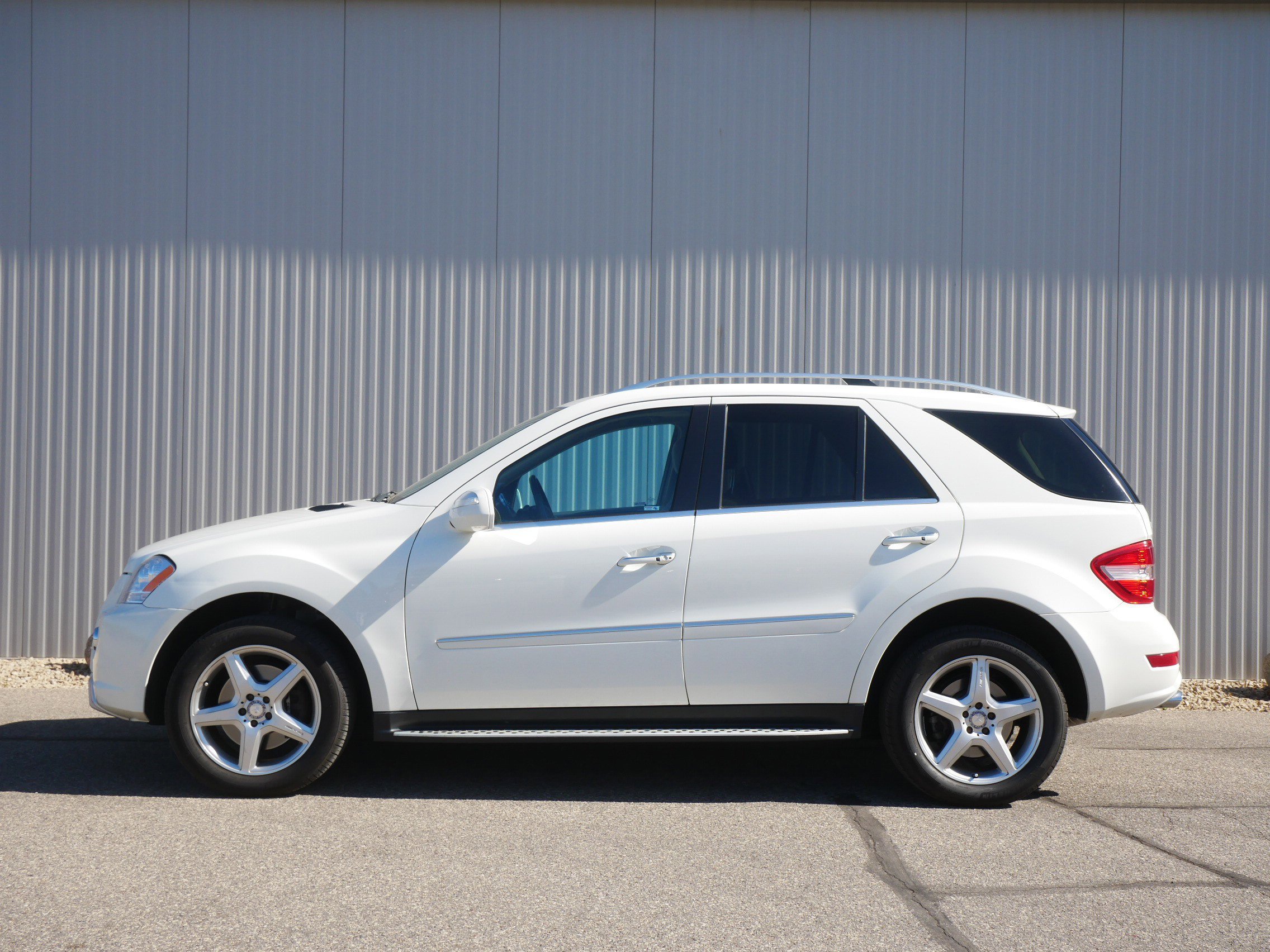 Used 2010 Mercedes-Benz M-Class ML550 with VIN 4JGBB7CB2AA535850 for sale in Hastings, Minnesota