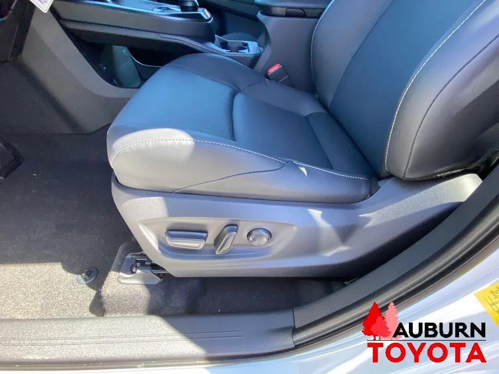 New 2026 Wind Chill Pearl with Midnight Black Metallic roof <sup>1</sup> Toyota  Limited image 33