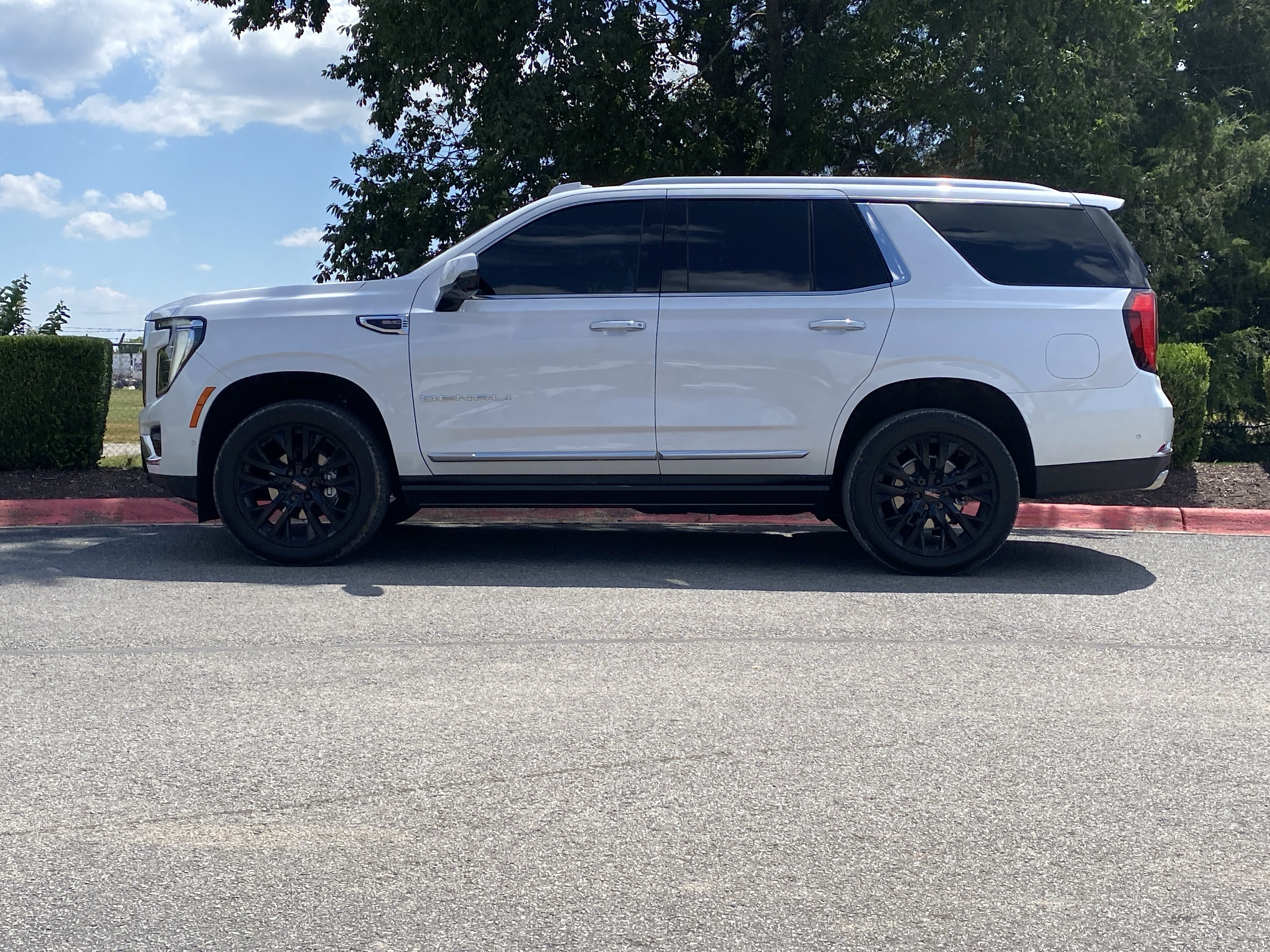 Used 2025 White Frost Tricoat GMC Denali image 12