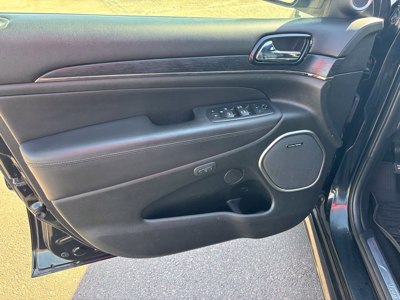 Used 2020 Diamond Black JEEP Overland image 13