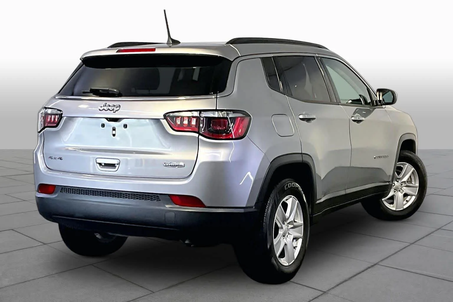 Used 2022 Billet Silver Metallic Clearcoat Jeep Latitude image 13