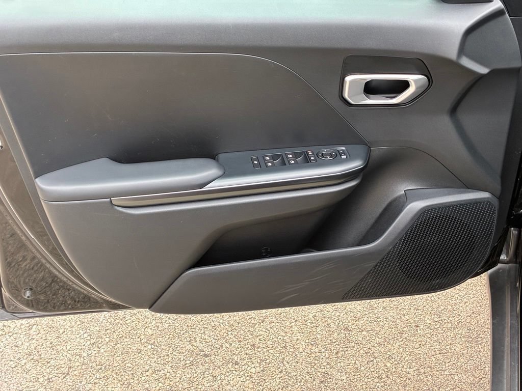 Used 2026 Black Kia LXS image 22