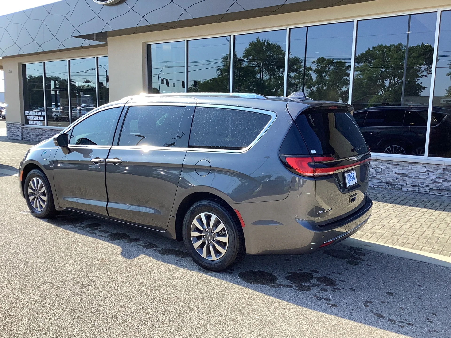 Used 2021 Granite Crystal Metallic Clear Coat Chrysler Touring L image 6