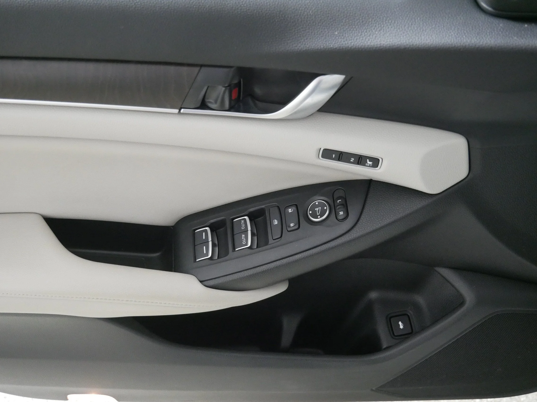 Used 2018 White Orchid Pearl Honda Touring image 19