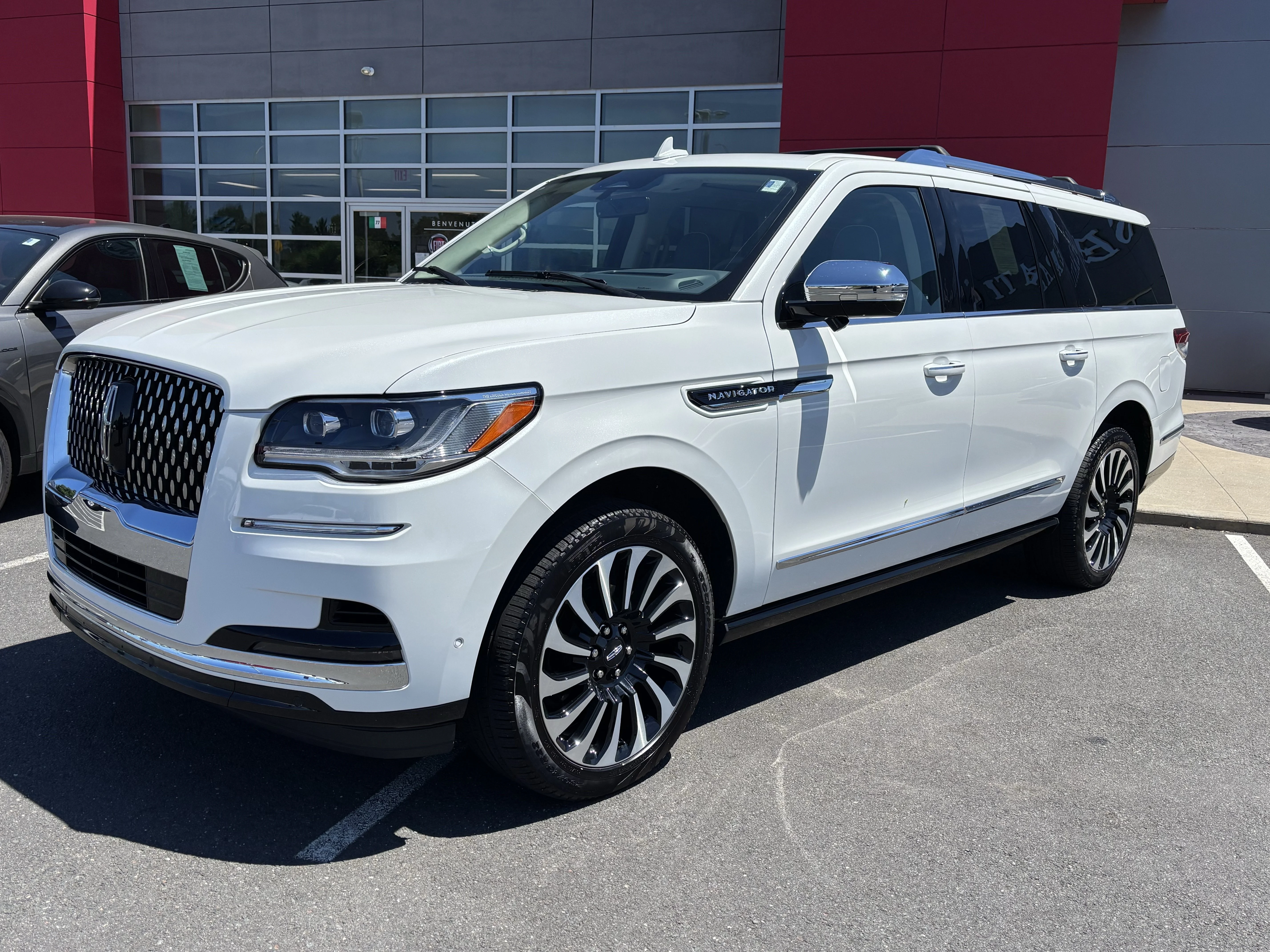 Used 2023 Pristine White Metallic Tri-Coat Lincoln Black Label image 3