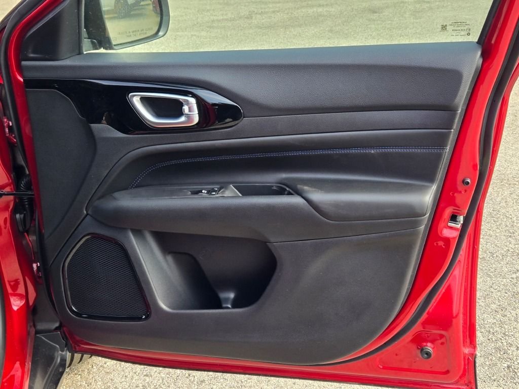 New 2026 Red Hot Pearl-Coat Exterior Paint Jeep Latitude image 6