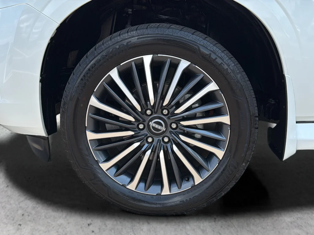 Used 2025 White Nissan Platinum Reserve image 32