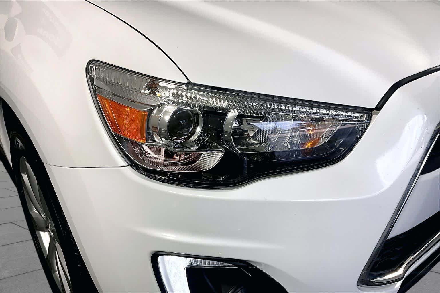 Used 2015 White Pearl Mitsubishi SE image 26