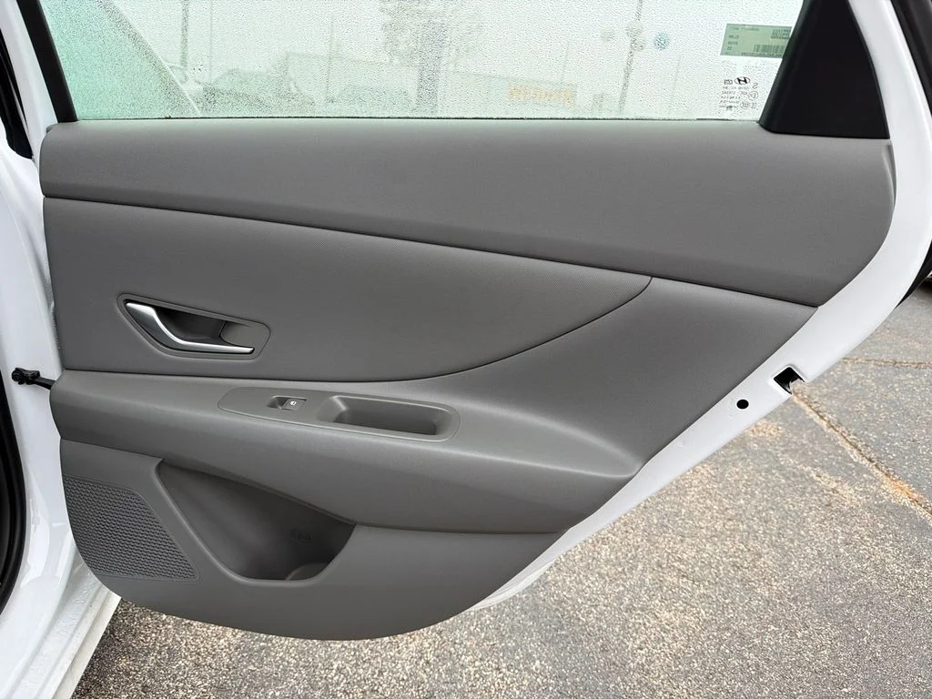 Used 2025 White Hyundai SEL Sport image 16