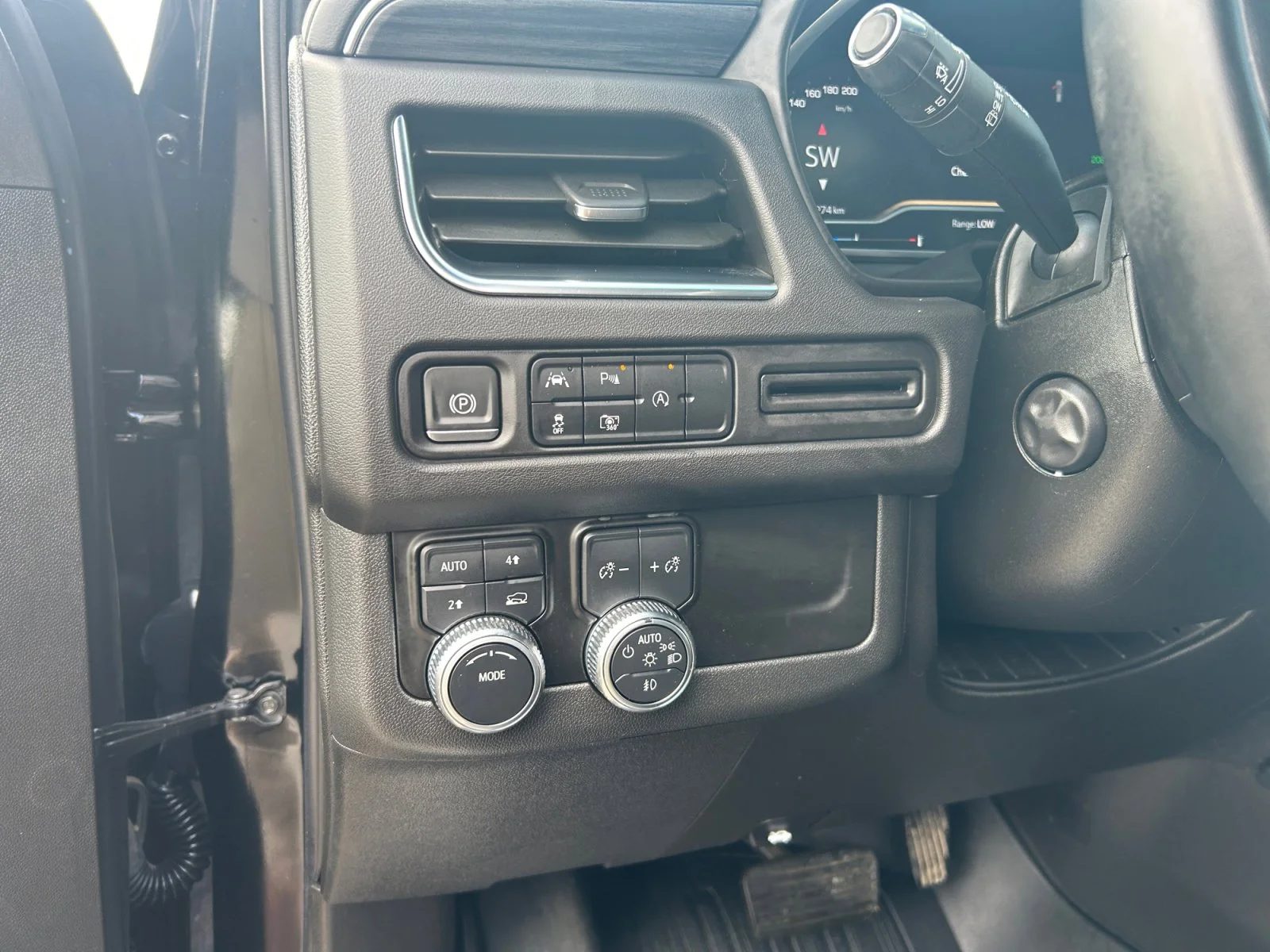 Used 2023 Black GMC SLT 4WD image 17