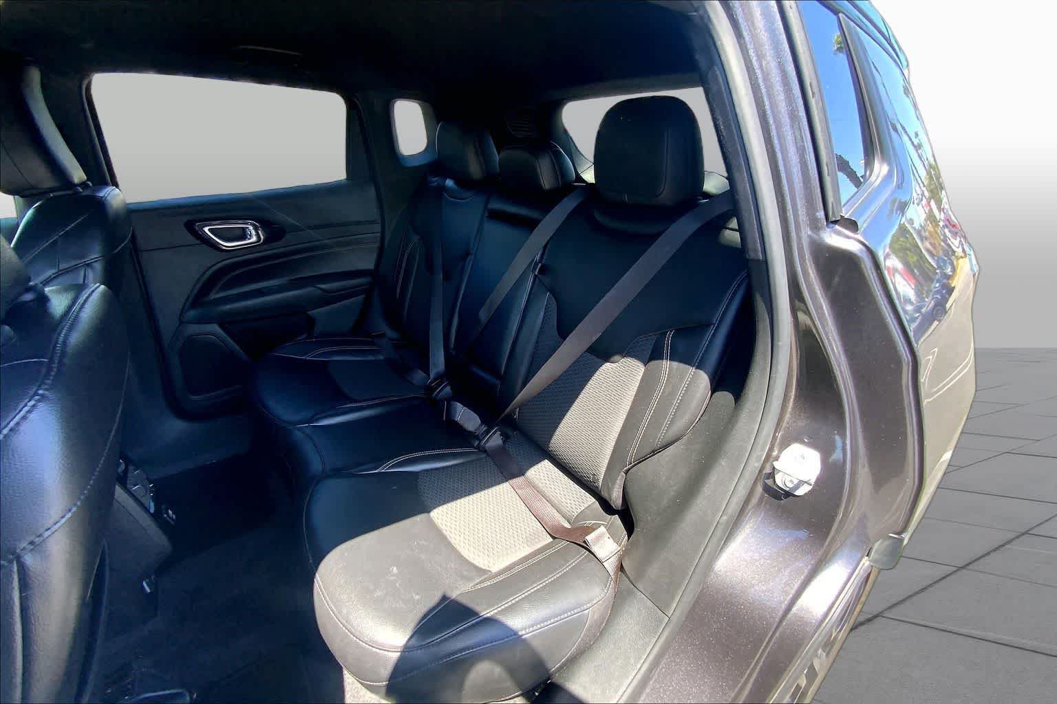 Used 2023 Granite Crystal Metallic Clearcoat Jeep Altitude image 20