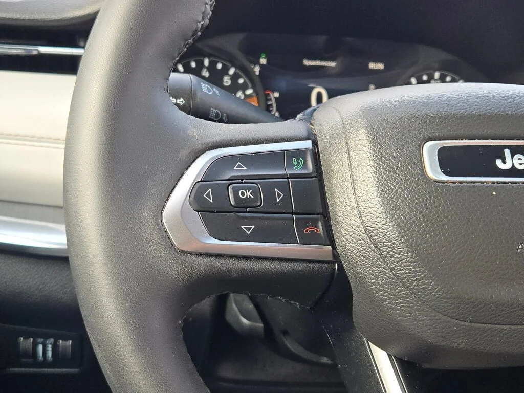 Used 2023 Crystal Metallic Jeep Limited image 27