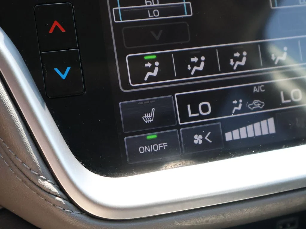 Used 2025 White Subaru Onyx Edition image 37