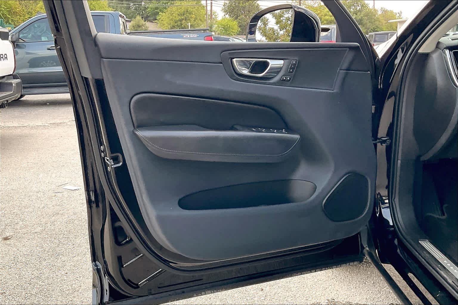 Used 2019 Onyx Black Metallic Volvo Momentum image 21