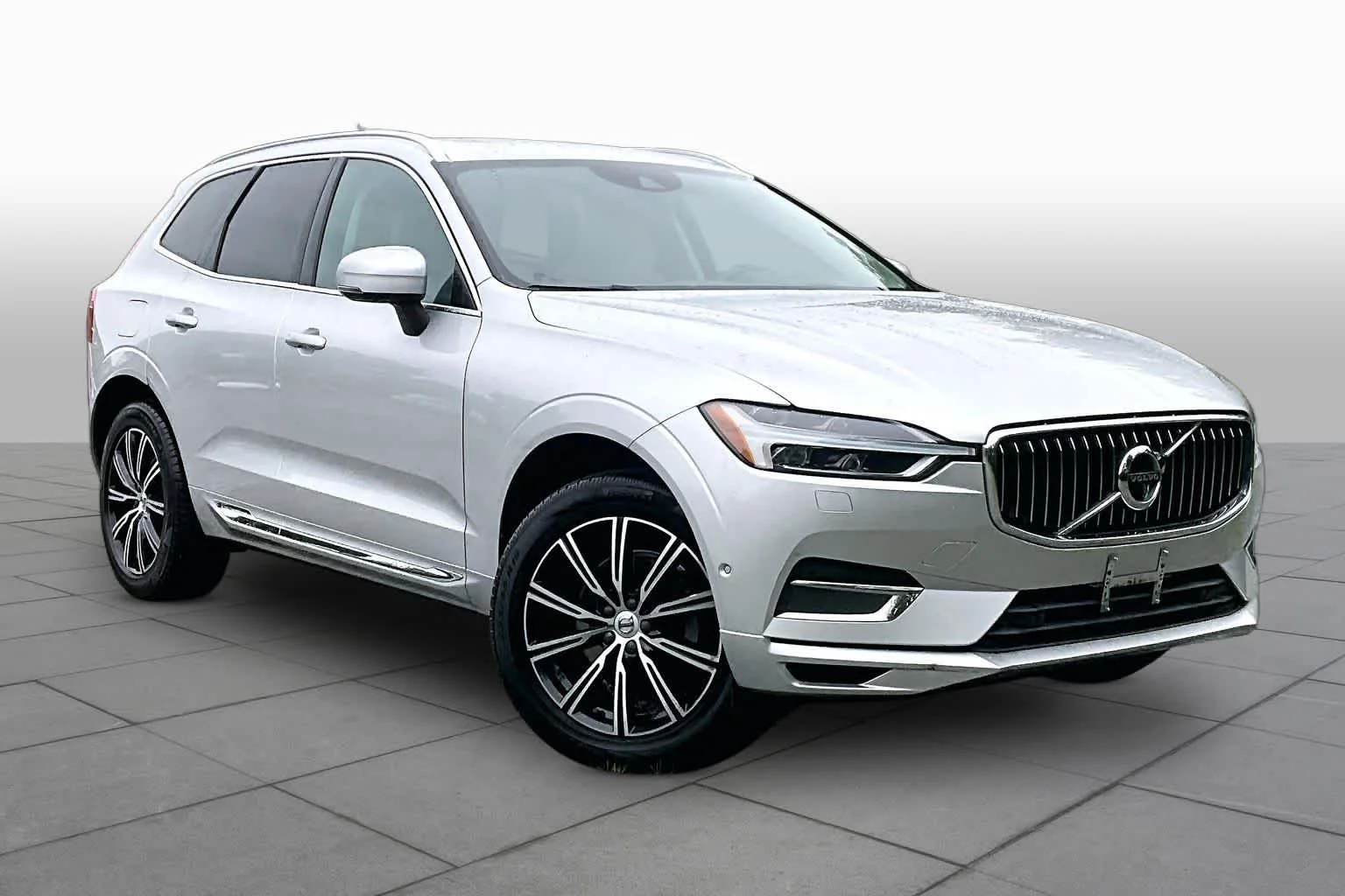 Used 2019 Bright Silver Metallic Volvo Inscription image 3
