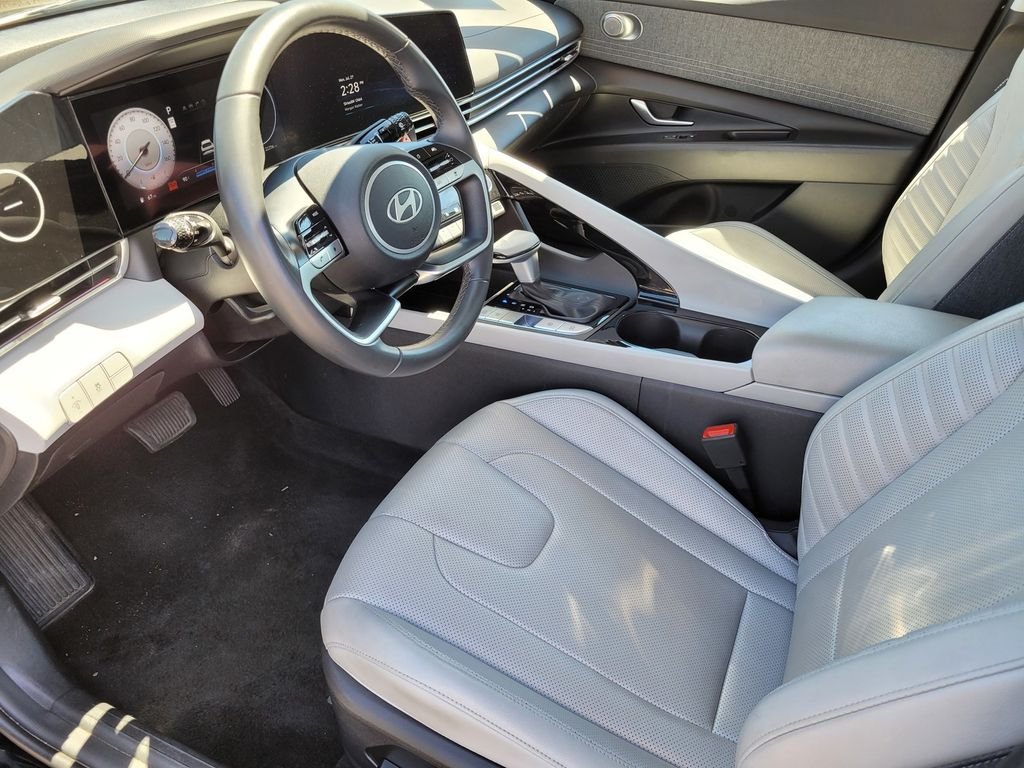 Used 2025 Black Hyundai Limited image 16