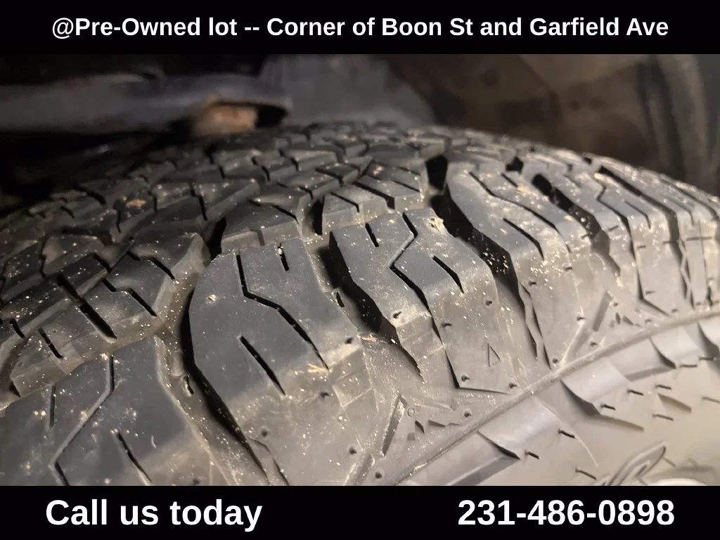Used 2014  Toyota Base image 11