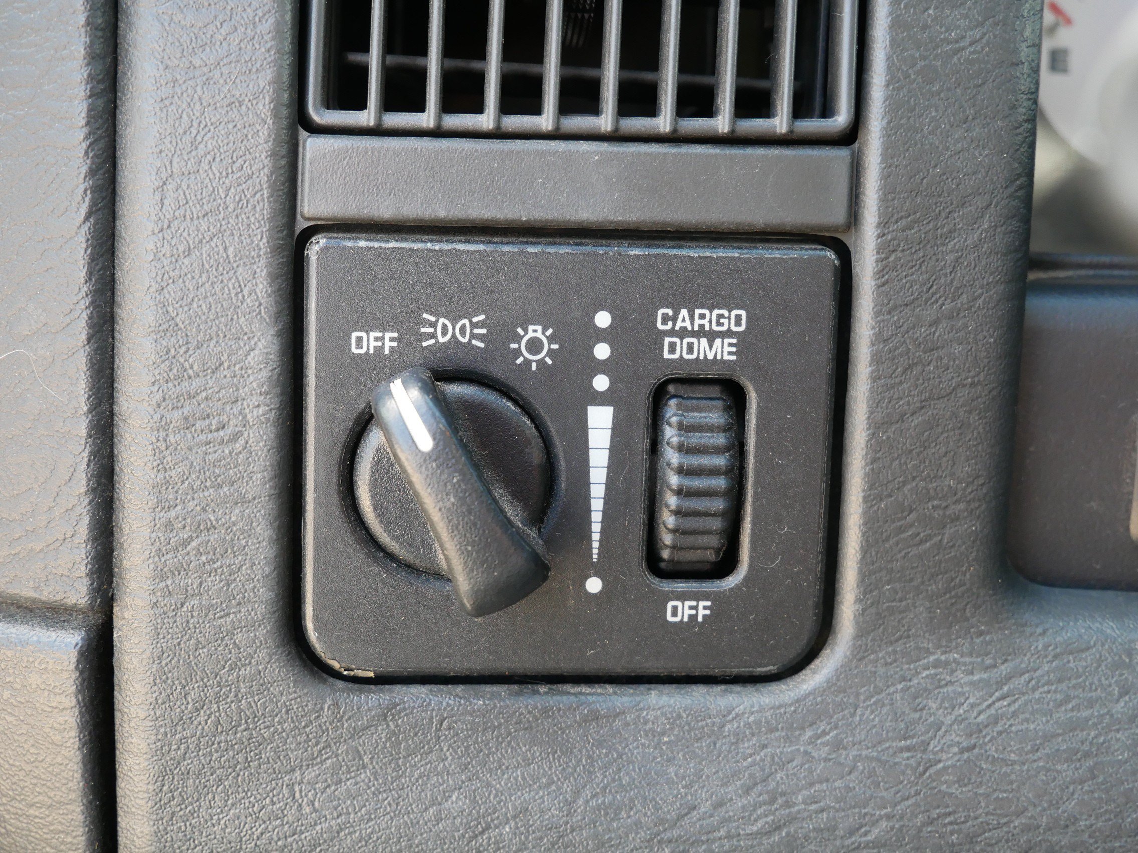 Used 2005 Red Dodge SLT image 21