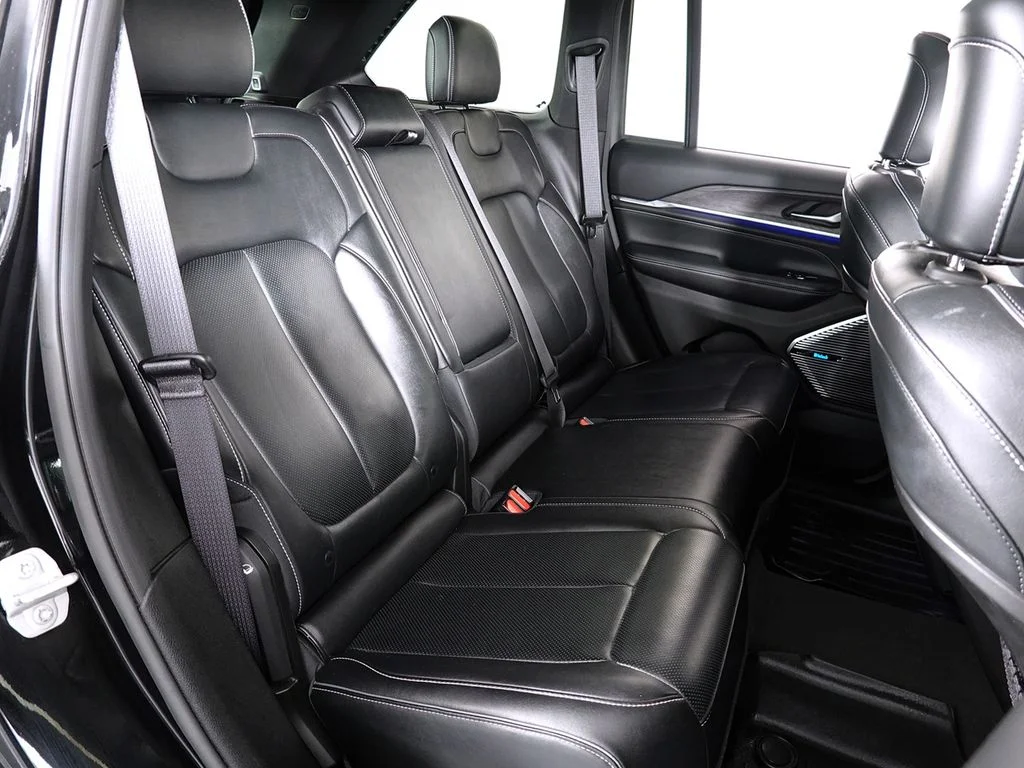 Certified Used 2022 Diamond Black Jeep Overland image 19