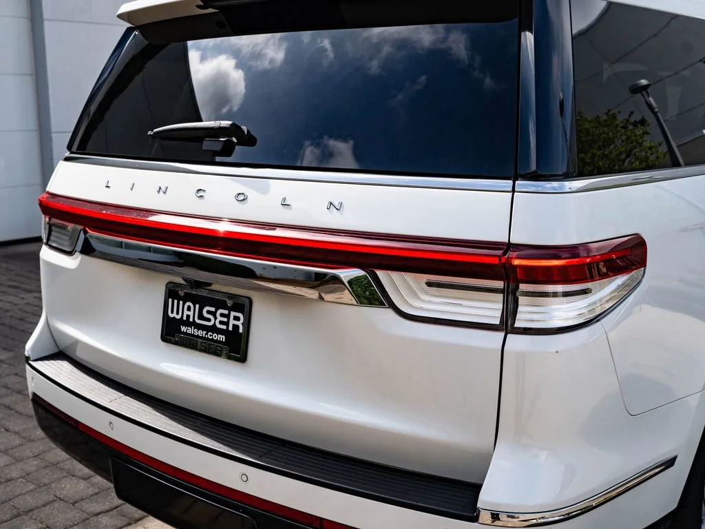 Used 2023 Pristine White Metallic Tri-Coat Lincoln Reserve image 9