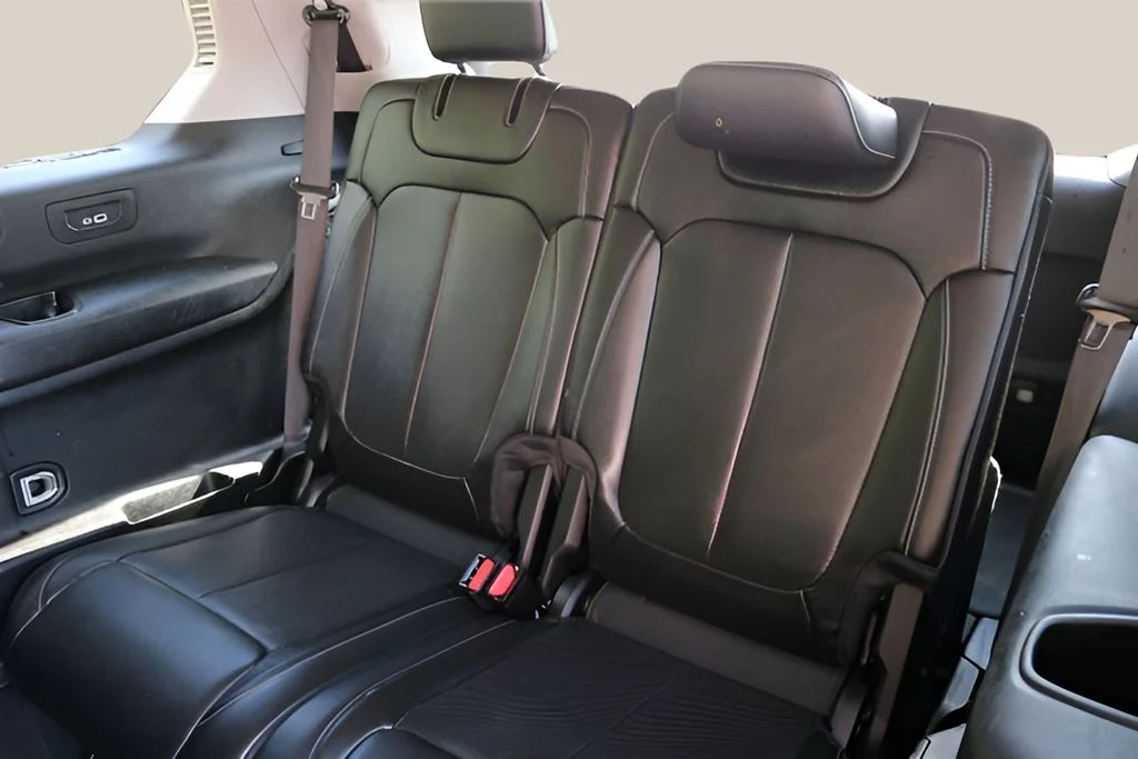 Used 2023 Silver Jeep Limited image 17