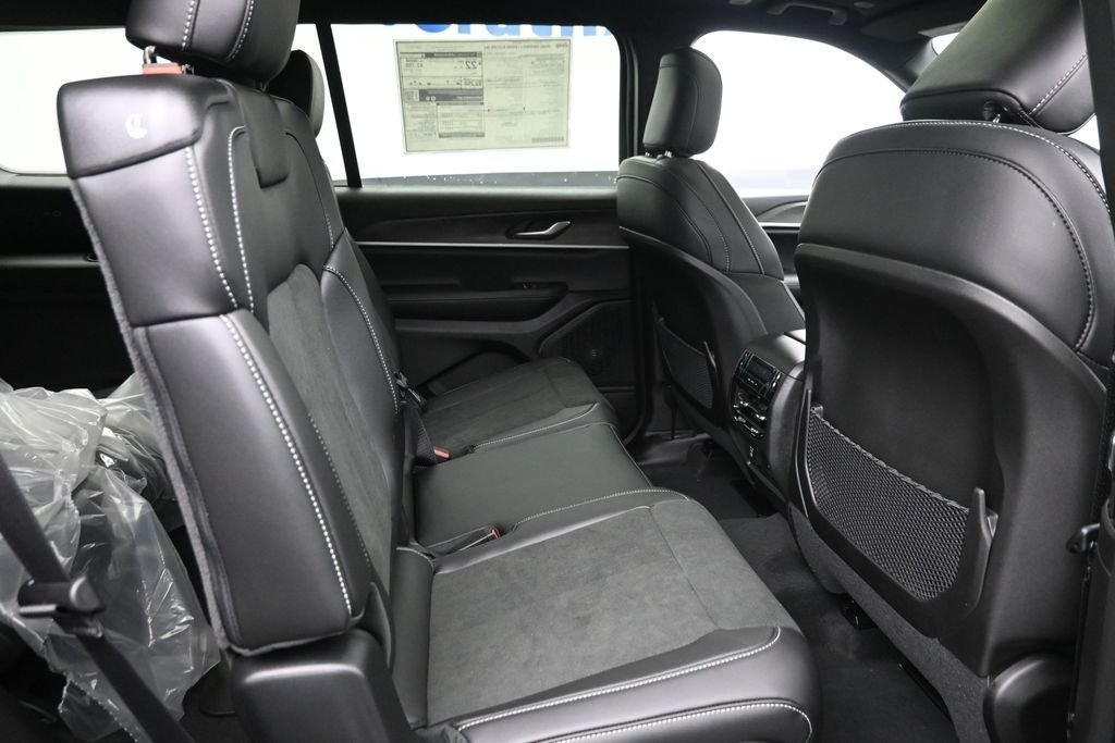 New 2026 Diamond Black Crystal Pearl-Coat Exterior Paint Jeep Altitude image 10
