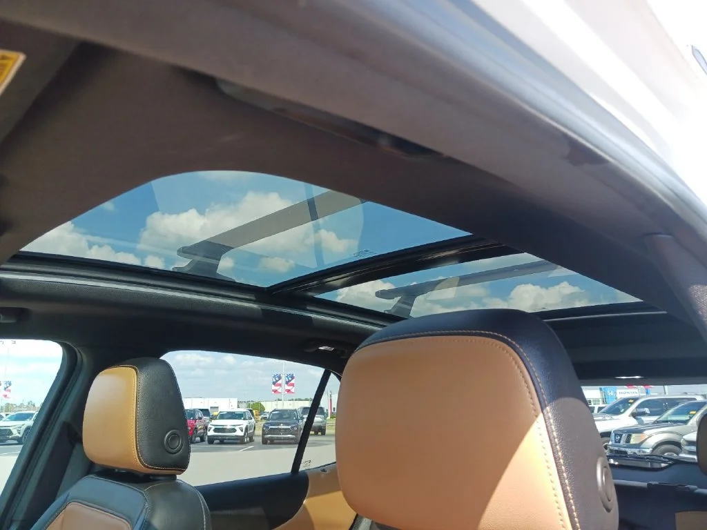 Used 2018 IRIDESCENT PEARL TRICOAT Chevrolet Premier image 22