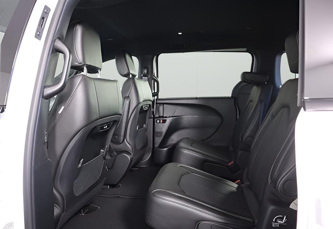 New 2026 Bright White Clear-Coat Exterior Paint Chrysler Select image 9