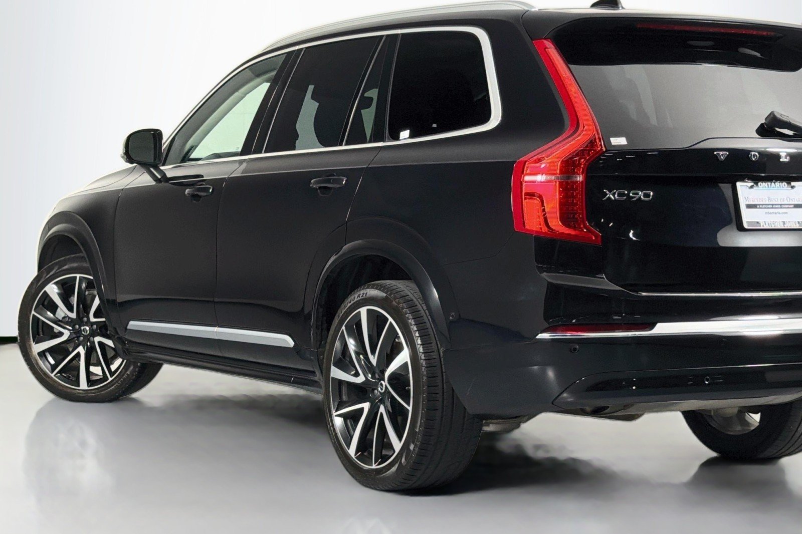 Used 2024 Onyx Black Metallic Volvo Ultimate Bright Theme image 16