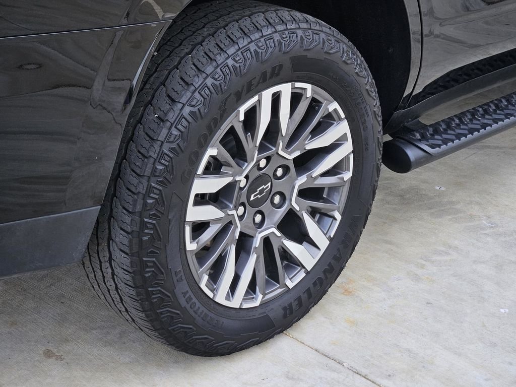 Used 2025 Black Chevrolet Z71 image 39
