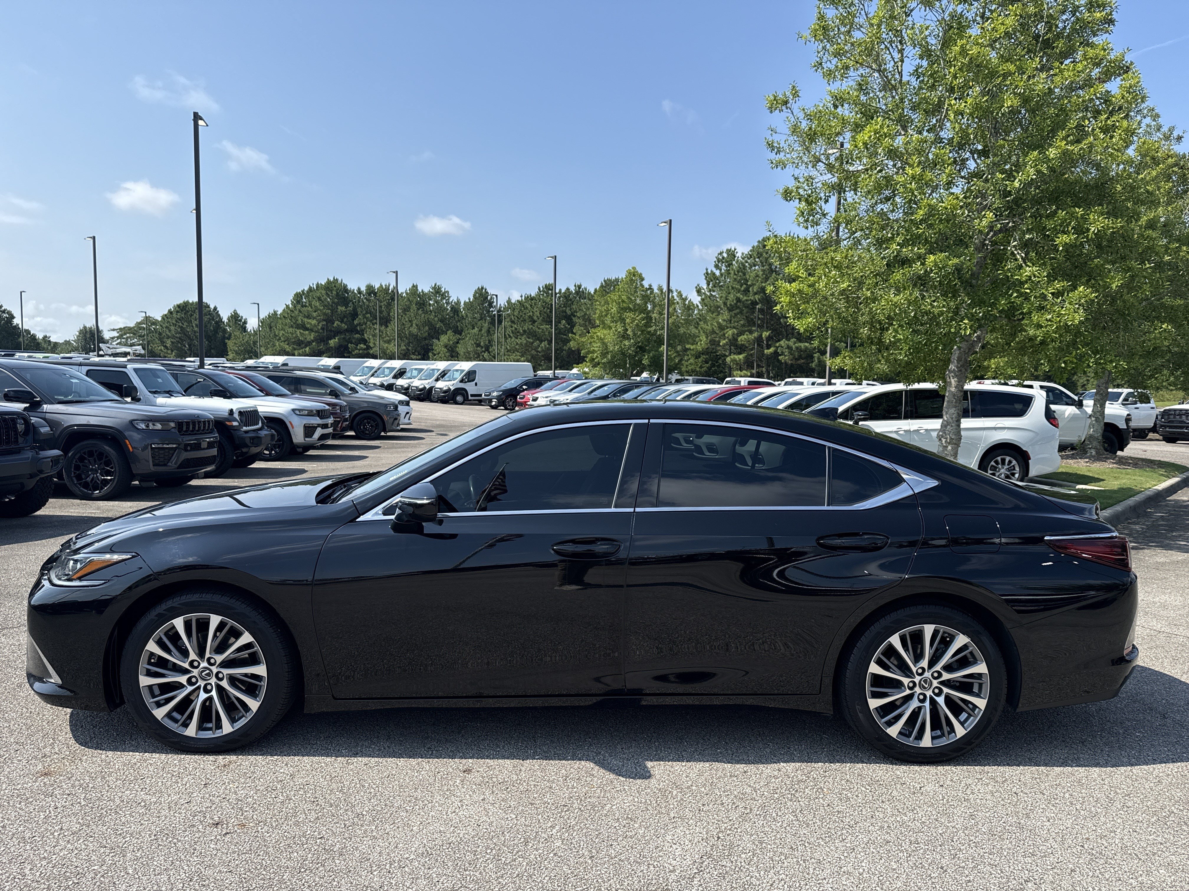 Used 2020 Black Lexus ES 350 image 4