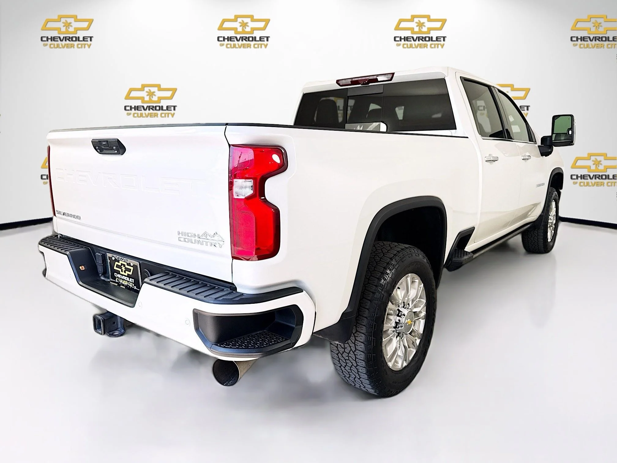 Used 2023 Iridescent Pearl Tricoat Chevrolet High Country image 8